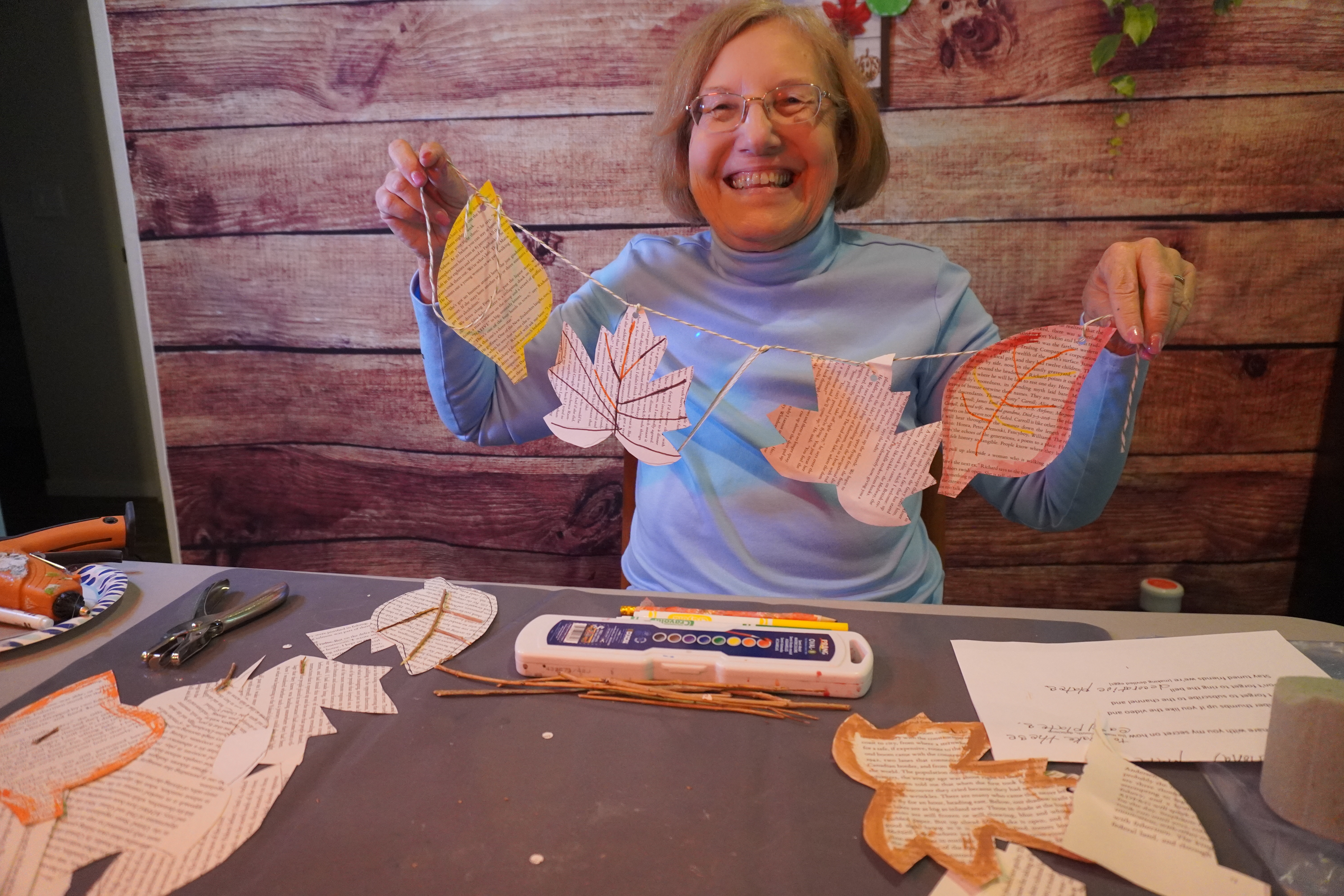 Start the fall with these DIY fun leaf crafts that are perfect for preschoolers, toddlers, and even adults. Easily DIY garland, leaf craft